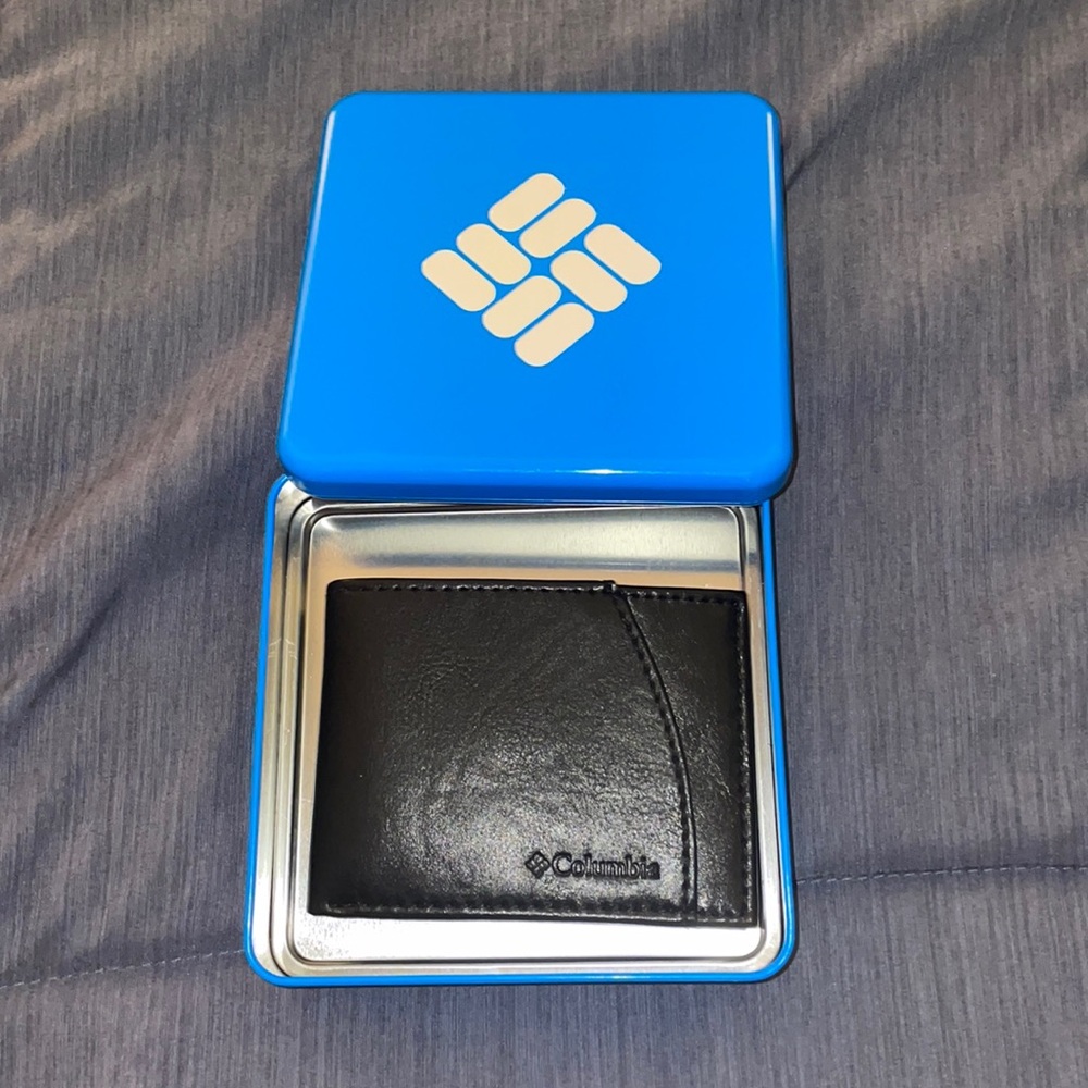 BRAND NEW NEVER USED! Columbia Extra Capacity Bifold Wallet